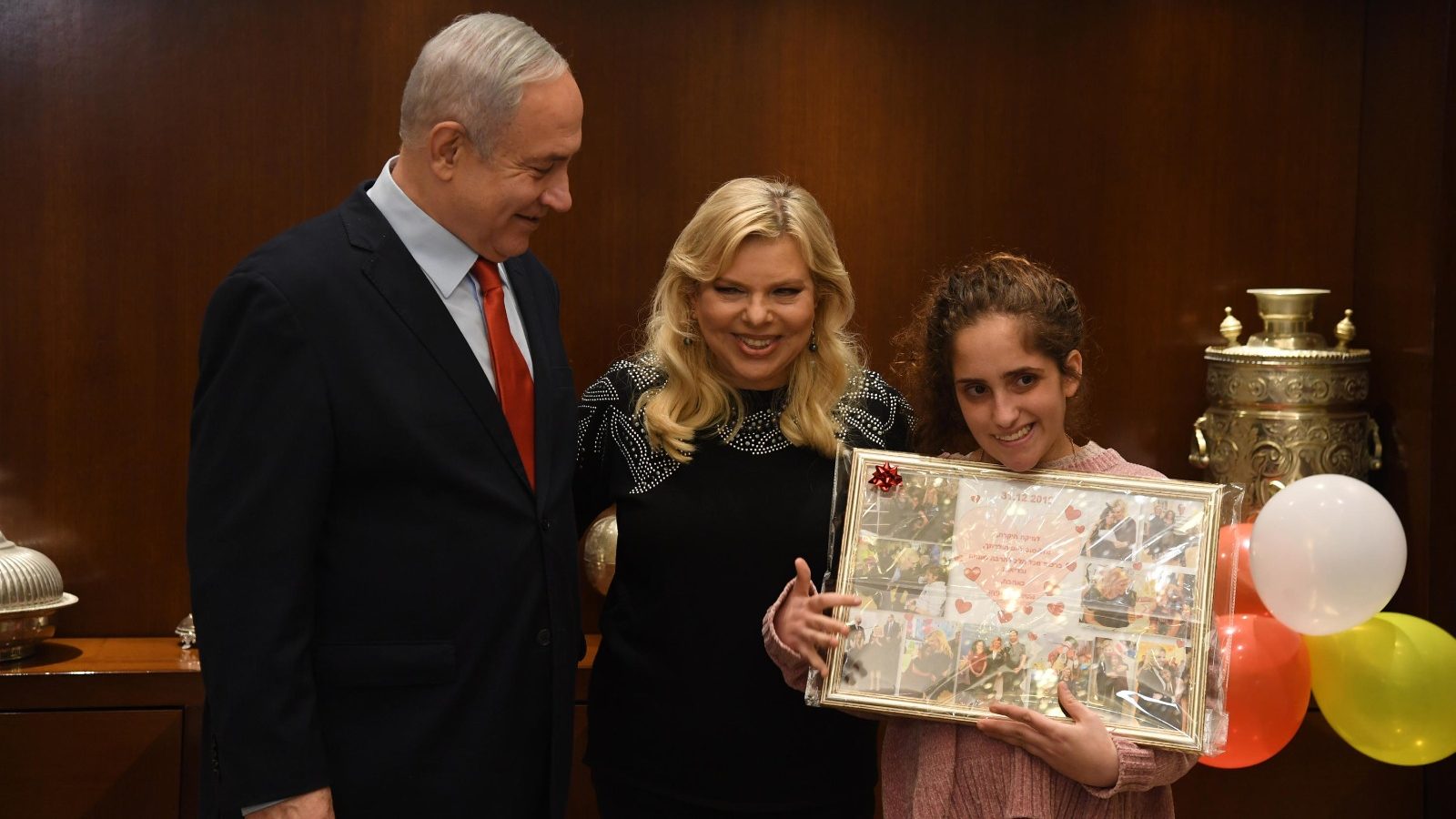 צילום: חיים צח, לע רה"מ נתניהו ורעייתו חגגו יום הולדת 20 למיקה החולה בסרטן אותה מלווה שרה: "ילדה אמיצה וגיבורה"