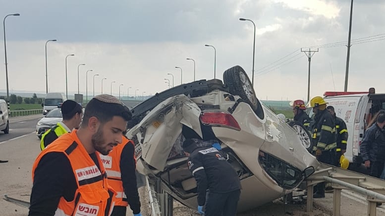 צילום: איחוד הצלה גבר ואישה בשנות ה-70 לחייהם נפצעו באורח בינוני כתוצאה מהתהפכות רכבם סמוך למושב אחוזם
