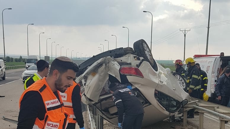 גבר ואישה בשנות ה-70 לחייהם נפצעו באורח בינוני כתוצאה מהתהפכות רכבם סמוך למושב אחוזם