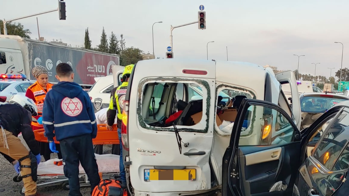 צילום: דוברות המשטרה נהג רכב גנוב פגע בשני שוטרים בחסימה בכביש 40 שנועדה לעצרו