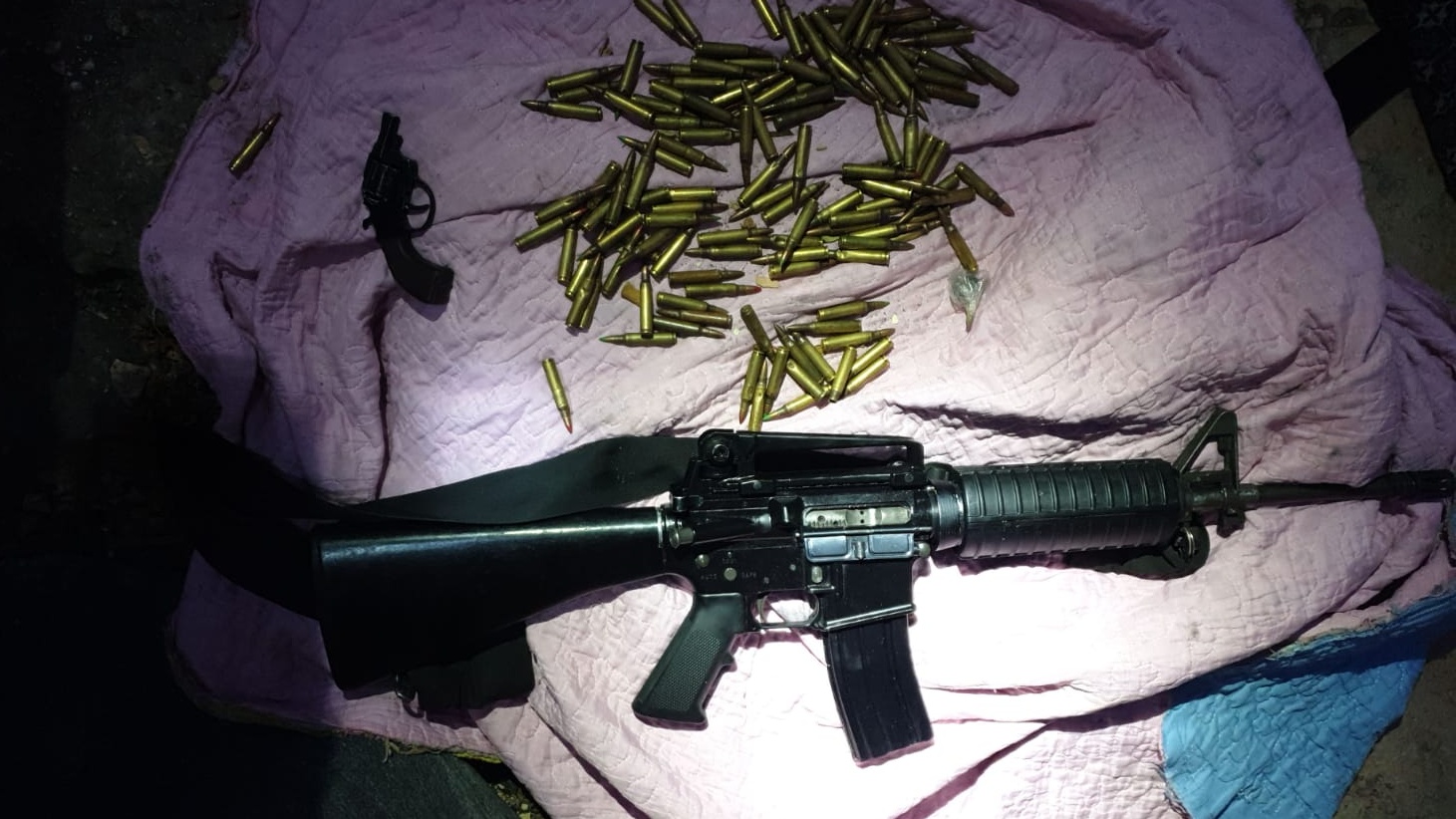 צילום: דוברות המשטרה רובה M16 ותחמושת רבה נמצאו בידיו של ערבי מחברון