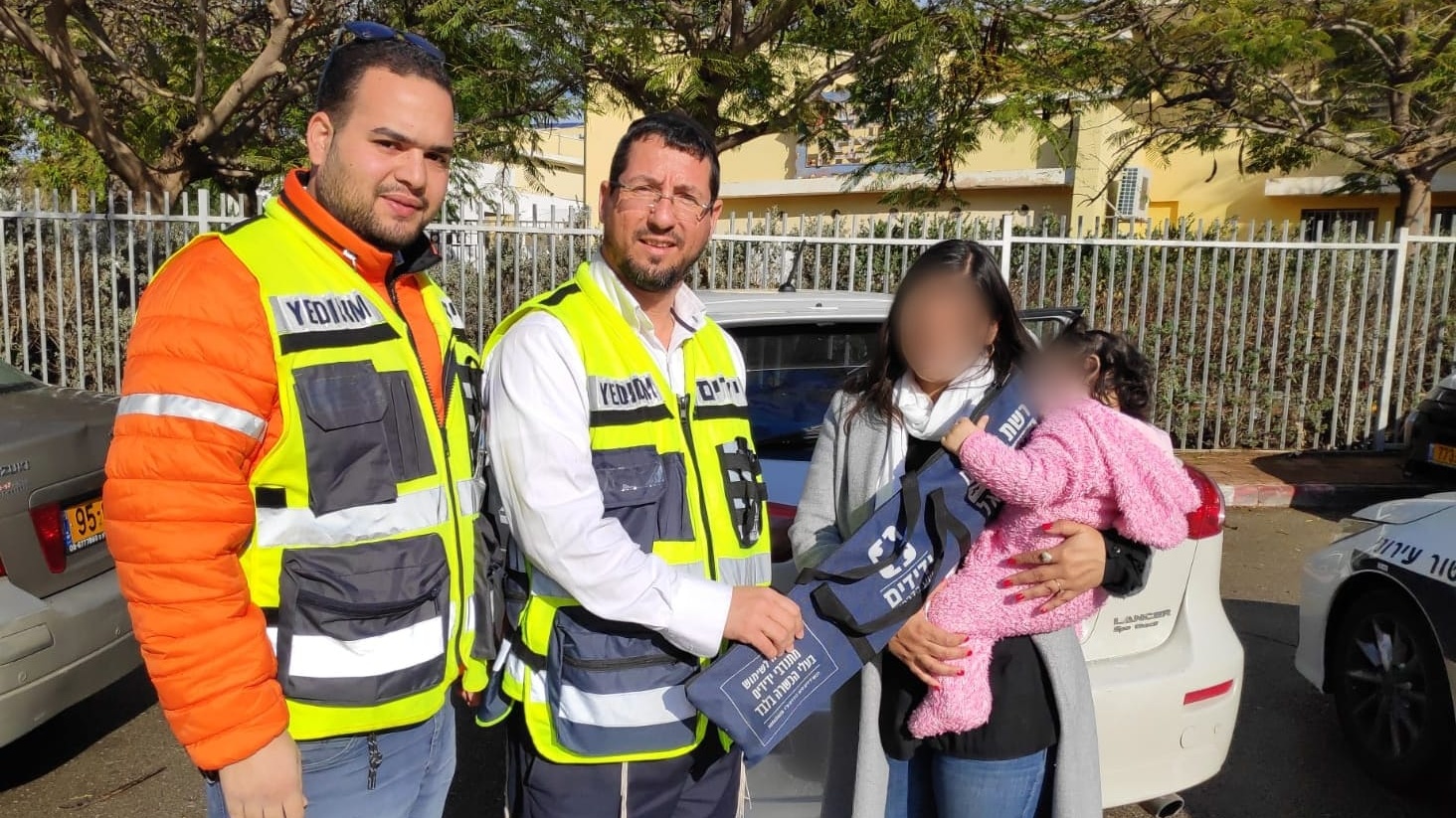 צילום: ידידים סיוע בדרכים אשקלון: חולצה פעוטה שננעלה ברכב לעיני אמה