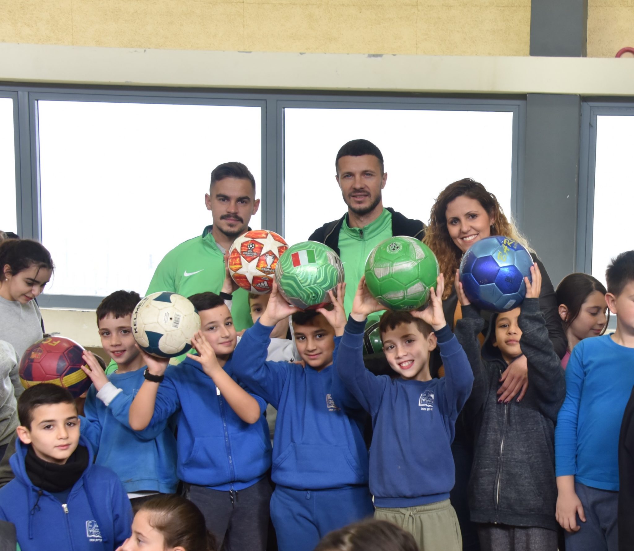 צילום: עיריית קרית אתא שחקני מכבי חיפה הפתיעו תלמידים בביה"ס ירושלים בקרית אתא