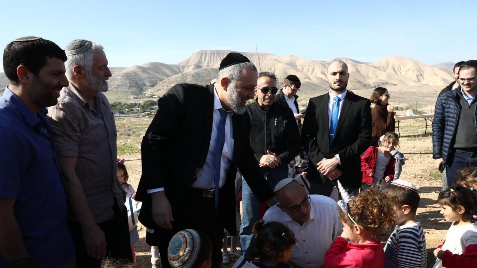 צילום: יעקב כהן השר דרעי בסיור בבקעה: