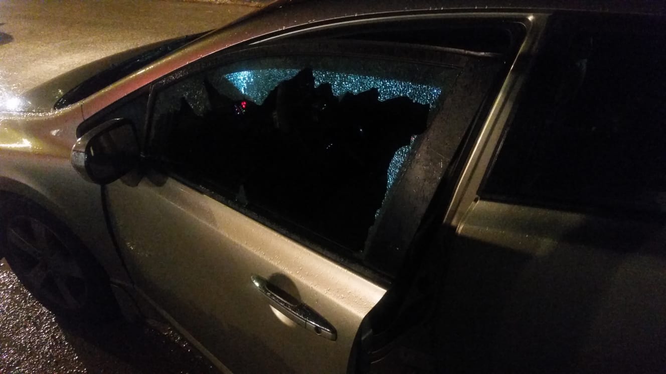 צילום: הצלה ללא גבולות פיגוע האבנים בגוש עציון: אבן ניפצה את חלון הרכב ופגעה בנהג, בתו נפגעה מרסיסים