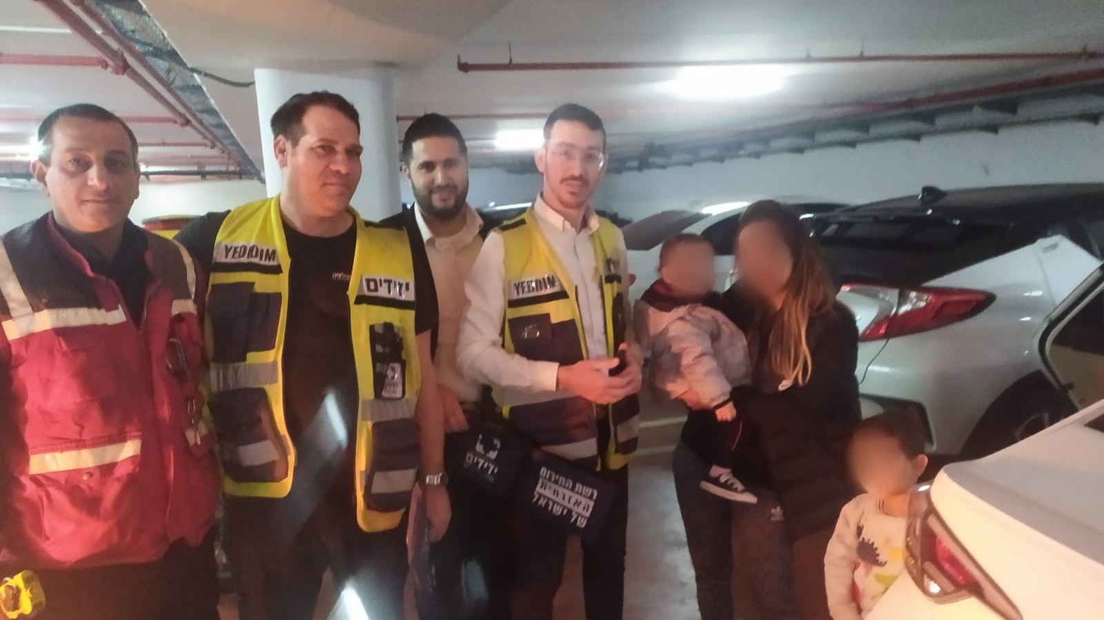 צילום: ידידים סיוע בדרכים חולצה תינוקת שננעלה ברכב בשגגה לעיני הוריה בראשון לציון