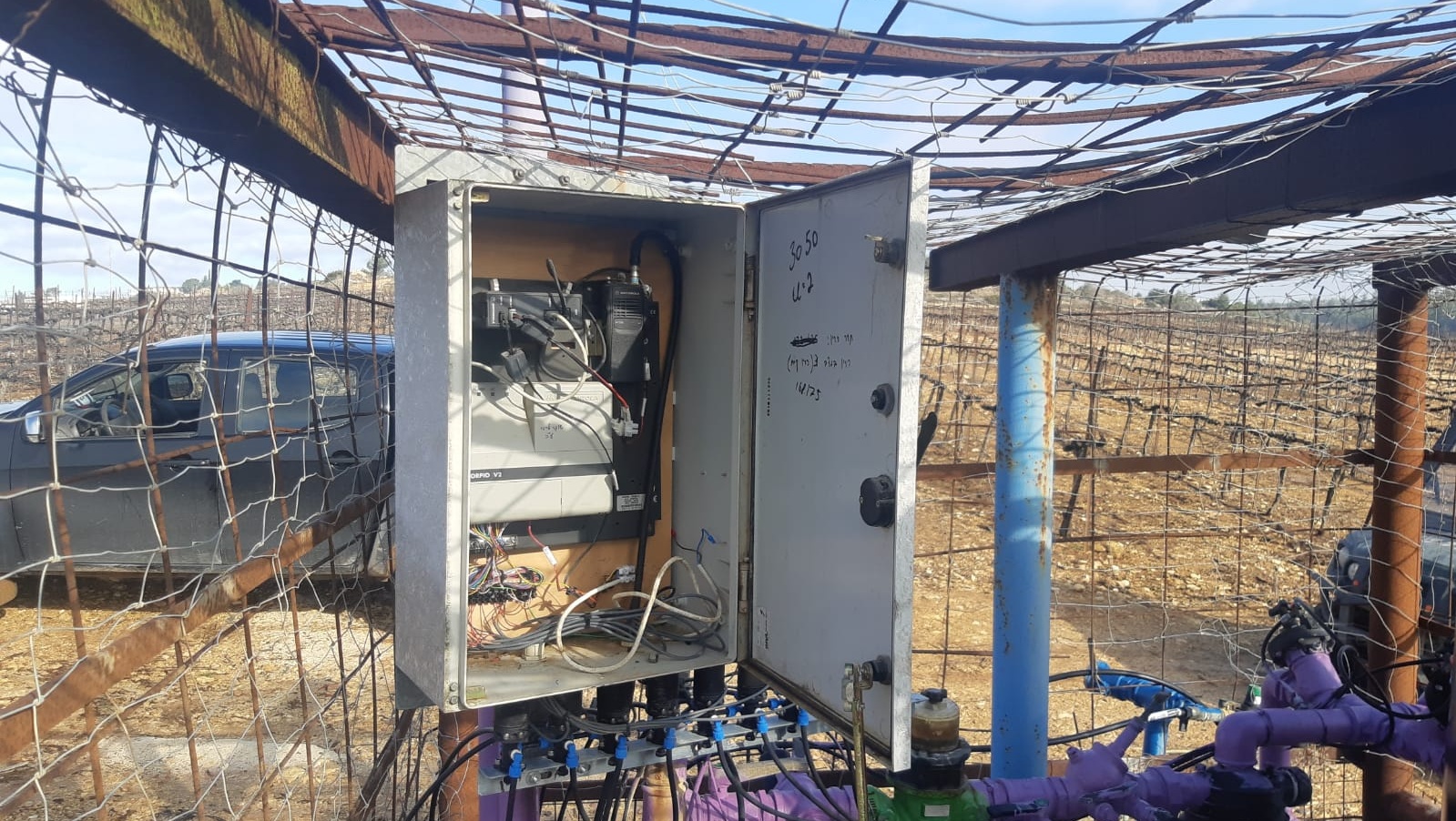 צילום: רבש טרור חקלאי: ערבים השחיתו ציוד חיוני, גנבו ציוד יקר ערך ועקרו שתילים במטעי מגדל עוז | צפו