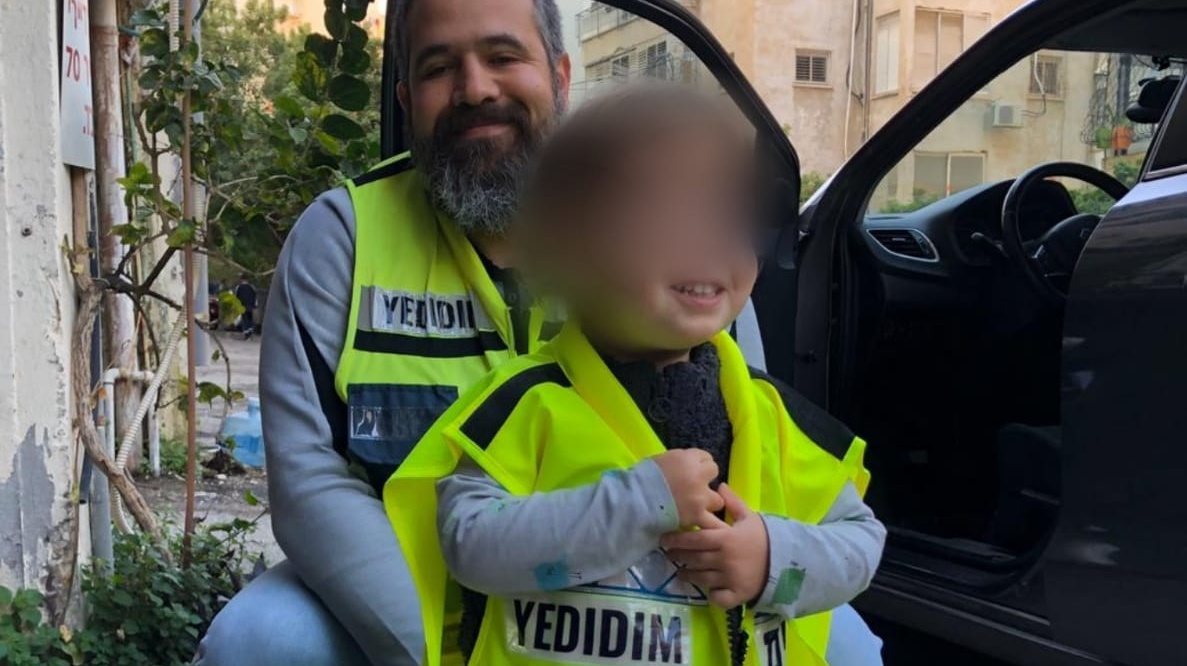 צילום: ידידים סיוע בדרכים פעוט חולץ מרכב שננעל בשגגה לעיני אמו בת