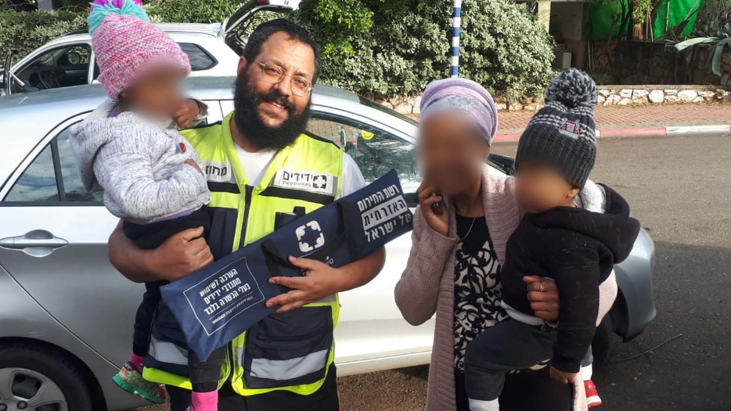 צילום: ידידים סיוע בדרכים ניצלו בזמן: בת שנתיים וחצי ופעוט חולצו מרכב נעול ברחובות