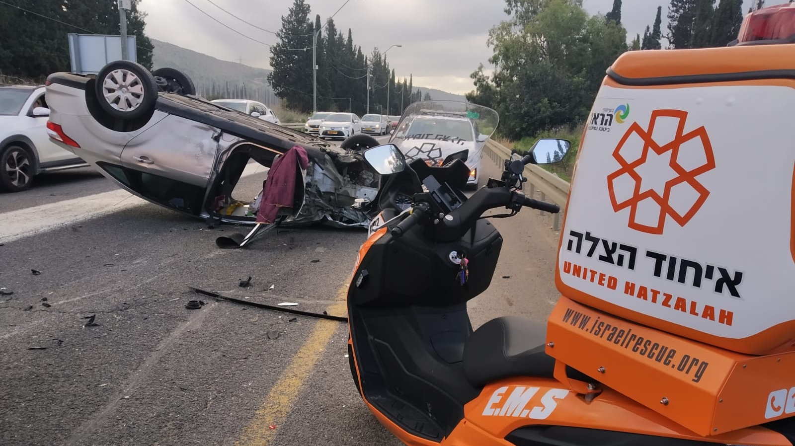 צילום: איחוד הצלה בת 40 נפצעה באורח בינוני-קשה בהתהפכות רכב בצומת החותרים