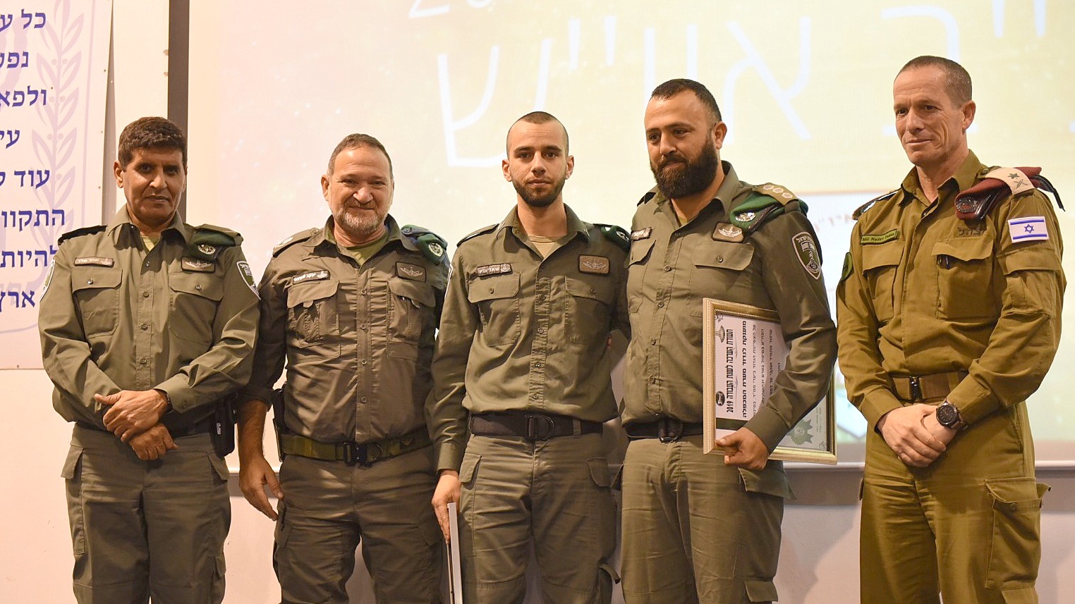צילום: דוברות המשטרה תעודת הוקרה הוענקה לסמ"ר שסיכל פיגוע דקירה במערת המכפלה