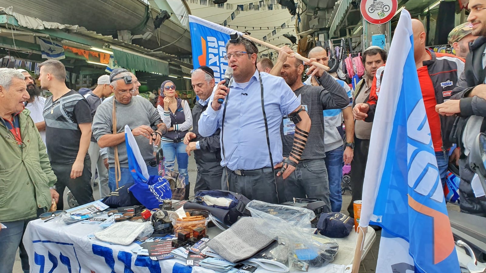 צילום: דוברות עוצמה יהודית חולדאי במיעוט | ראשי עוצמה יהודית הקימו דוכן תפילין בלב תל אביב