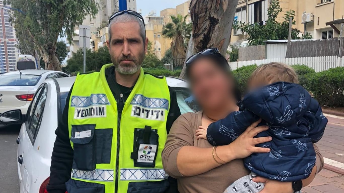 צילום: ידידים סיוע בדרכים חולץ פעוט שננעל ברכב לעיני אמו – האם נותרה מלאת דמעות והתרגשות
