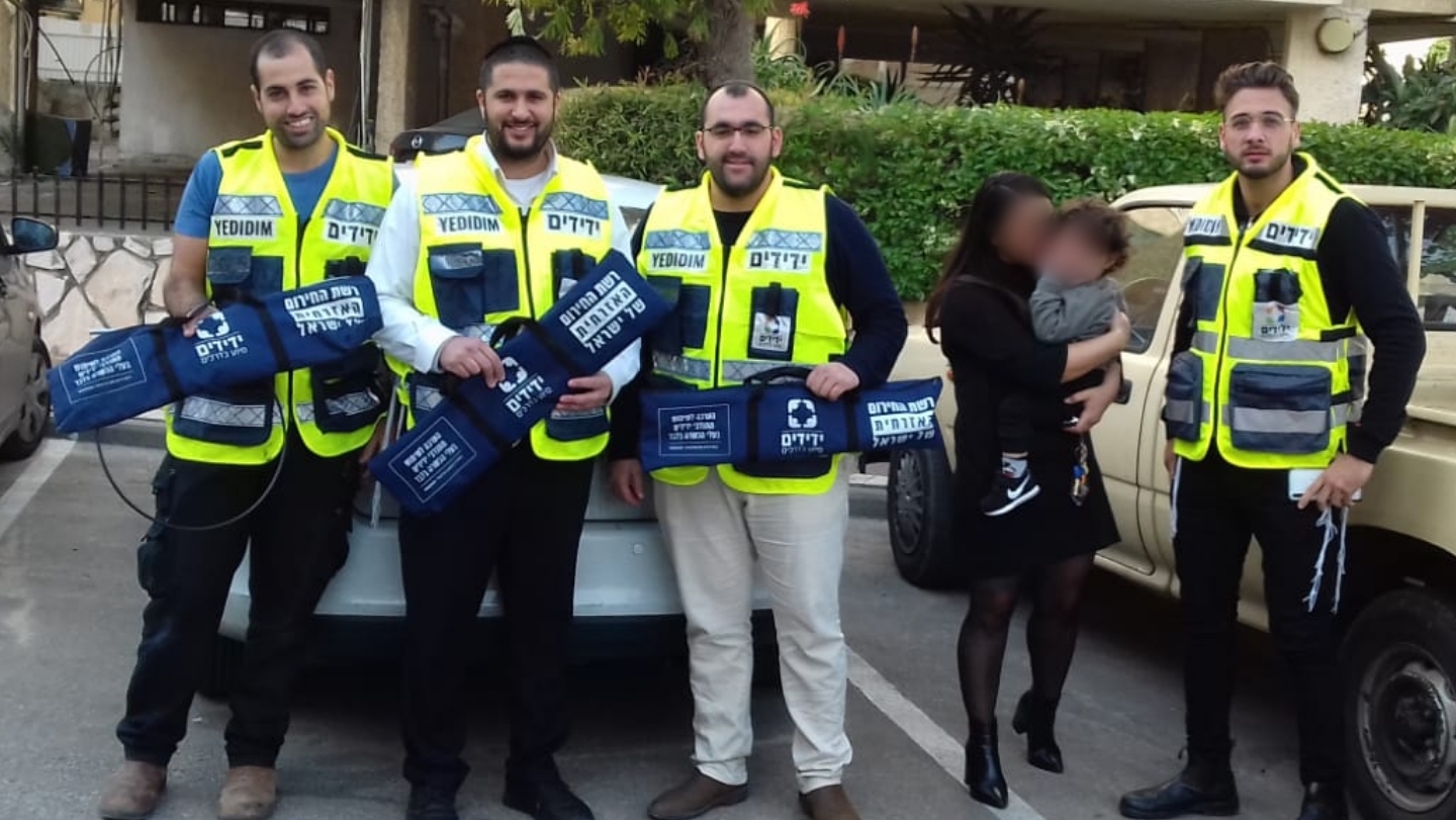 צילום: ידידים סיוע בדרכים חולץ פעוט שננעל ברכב בשגגה לעיני אמו בחולון