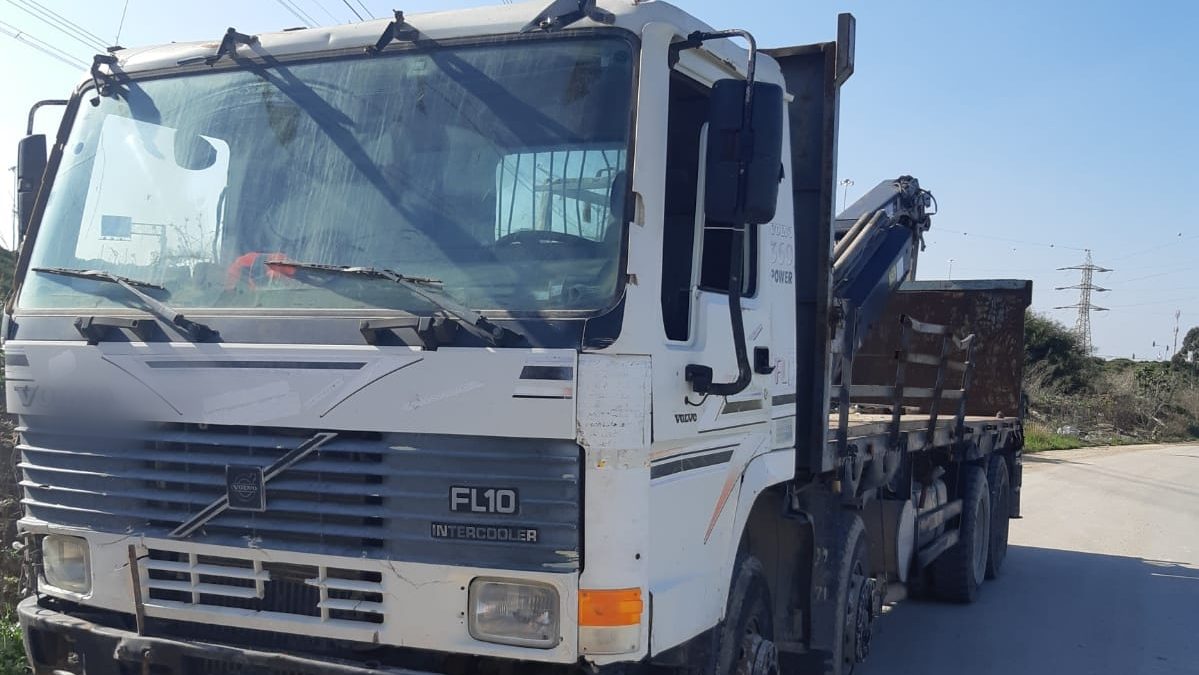 צילום: דוברות המשטרה סכנה בכבישים: קטין בן 15 מכפר קאסם נתפס נוהג על משאית במשקל 34 טון השייכת לאביו