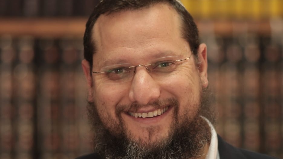 הרב יצחק נריה בפנייה לציבור הדתי: "שמרו על ההנחיות – אין לארגן מניינים לתפילה"