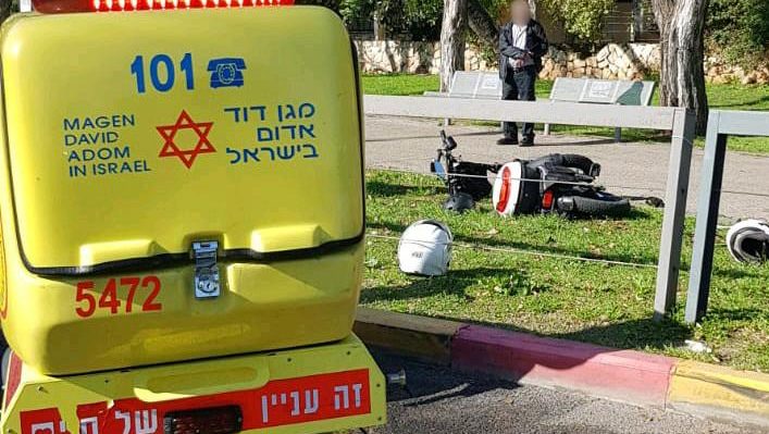 צילום: יאיר הירש, דוברות מד רוכב אופניים חשמליים התנגש בצינור על הכביש בפתח תקווה – מצבו בינוני