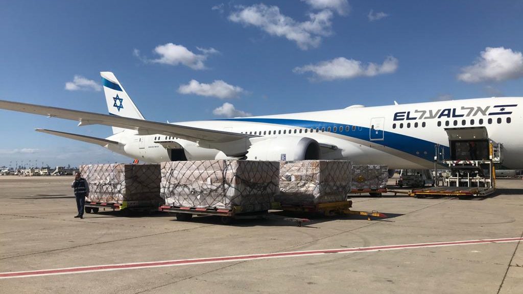 צילום: דוברות משרד הביטחון מטוס אל על נחת בנתב"ג עם משלוח של ריאגנטים הנחוצים להמשך בדיקות הקורונה