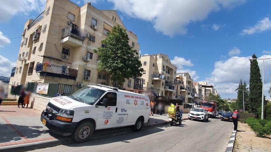 צילום: יעקב לדרמן, תיעוד מבצעי מד פצוע קשה ושתי פצועות קל כתוצאה משריפת חמץ במרפסת הבית