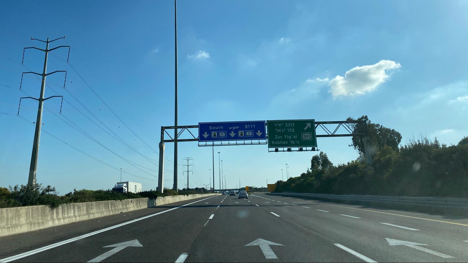 צילום: 0404 עומס תנועה בכביש 6 בעקבות משאית שעולה באש