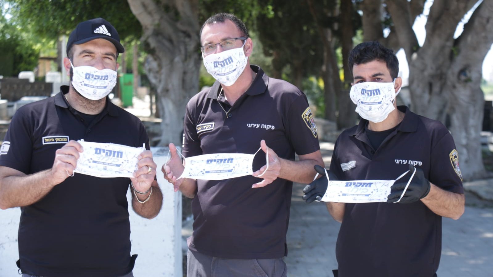 צילום: דוברות עיריית אשקלון עיריית אשקלון מחבקת את המשפחות השכולות ומחלקת מסכות לפוקדים את החלקות הצבאיות בבתי העלמין