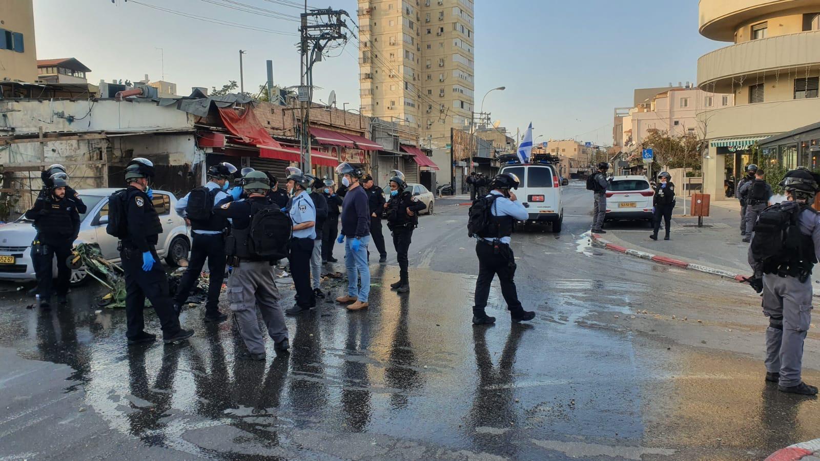 צילום: דוברות המשטרה שוטרים הגיעו לעצור מפר בידוד ביפו ונתקלו בעשרות מתפרעים עם אבנים וצמיגים בוערים