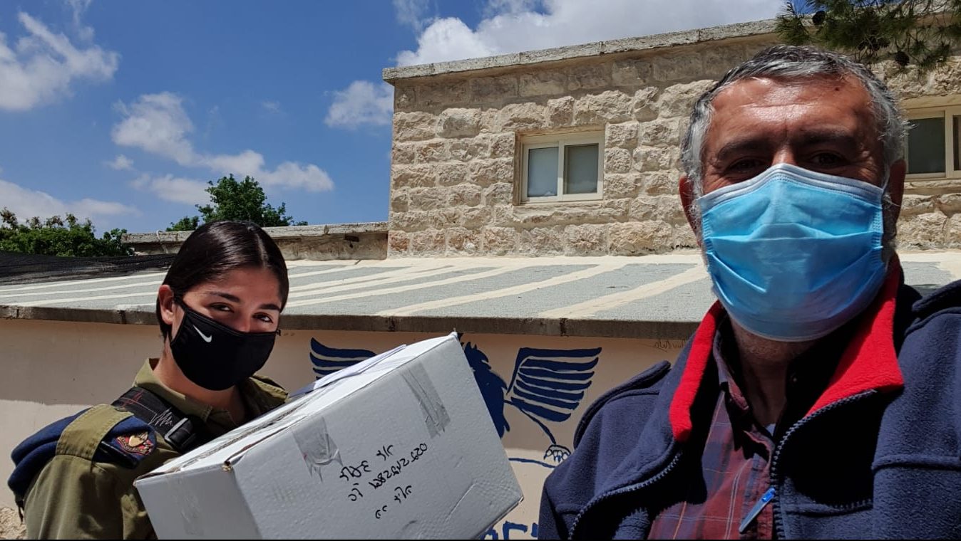 צילום: מועצת הר חברון מועצת הר חברון אספה חבילות לחג ממשפחות החיילים המתגוררים במועצה – החבילות הועברו לחיילים המשרתים ברחבי הארץ