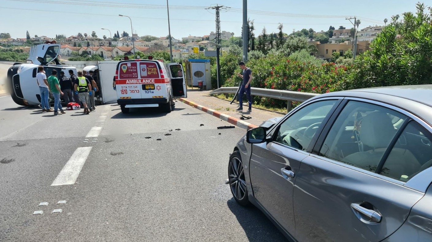 צילום: תיעוד מבצעי מד משאית התהפכה בתאונה עם רכב פרטי סמוך לצומת ישי – הנהג נפצע בינוני