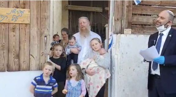 צילום: משה אלדן האב השכול שנפצע קשה בפיגוע במעיין דני ידליק משואה ביום העצמאות