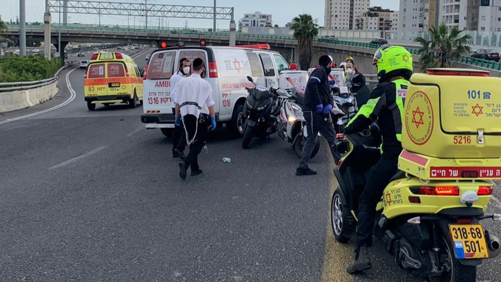 צילום: תיעוד מבצעי מד רוכב אופנוע כבן 50 נפצע קשה בתאונה בגשר בר אילן