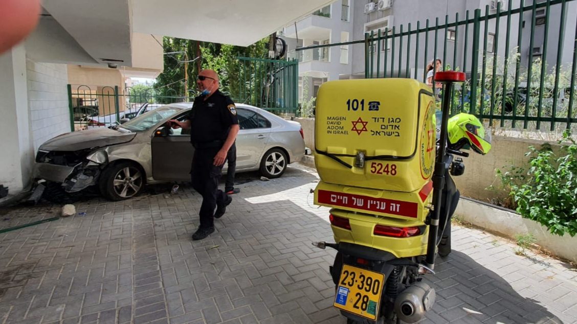 צילום: תיעוד מבצעי מד בת 81 נפלה עם רכבה מגובה בחניון בראשון לציון – מצבה בינוני