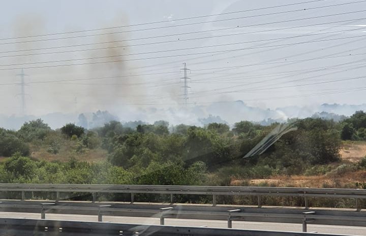 צילום: בן לוי עקב שריפה מערבית לכביש 4 – מחלף יבנה נחסם לתנועה
