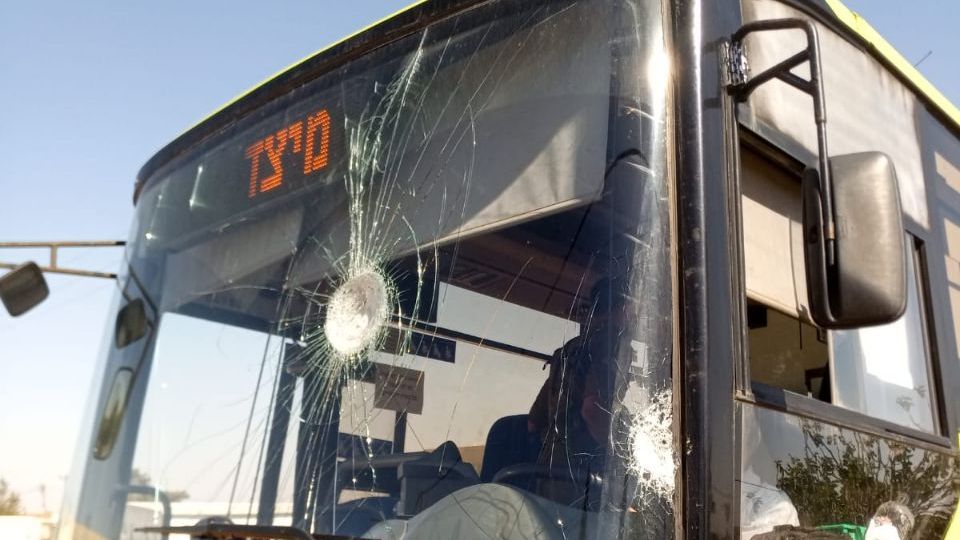 צילום: הצלה ללא גבולות יו הטרור בארצנו: שמשת אוטובוס נופצה בפיגוע אבנים