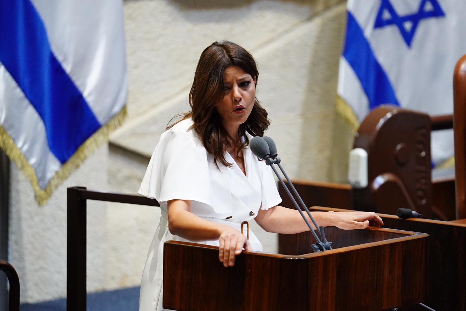 צילום: עדינה ולמן, דוברות הכנסת לאחר שניקבו צמיג במכוניתה: לוי-אבקסיס הגישה תלונה במשטרה