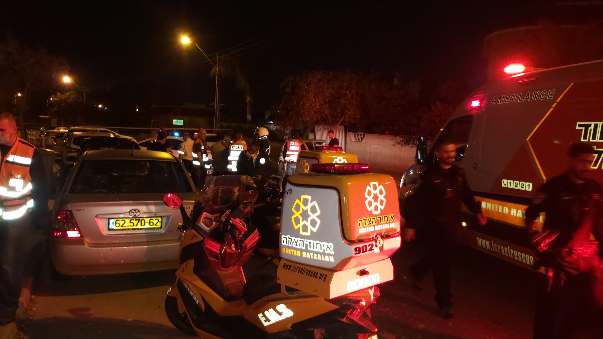 צילום: דוברות איחוד הצלה כנופיית גנבי רכבים ניסתה להימלט ממעצר תוך פגיעה בניידת. השוטרים ביצעו ירי לעבר הרכב – אחד החשודים נהרג