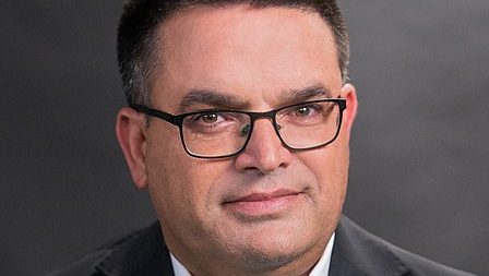 צילום: ינאי יחיאל, ויקיפדיה חלוקת התיקים בכחול לבן: ח