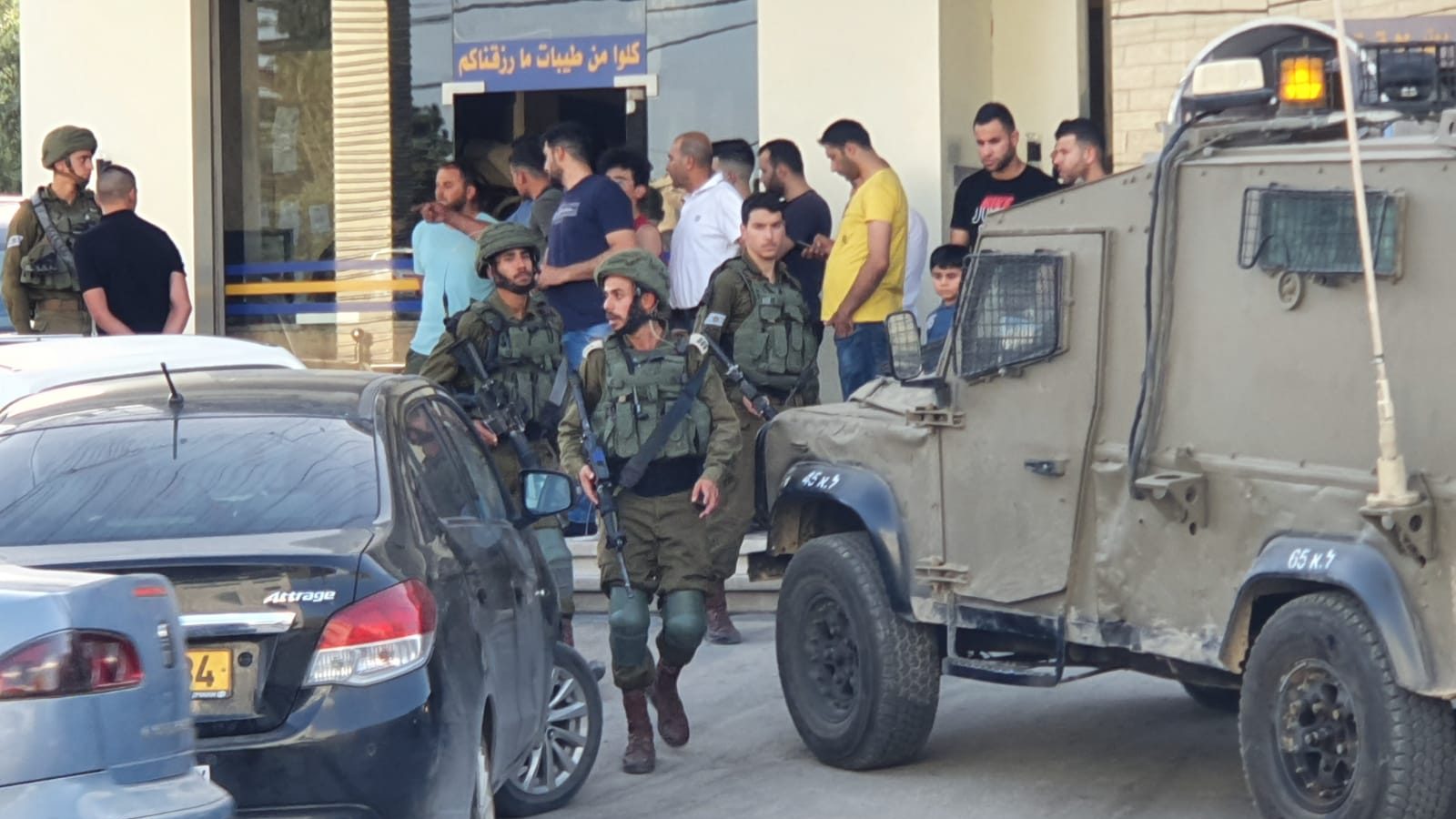 צילום: צבי סוכות יהודי ירה באוויר לאחר שערבי כיוון נשק לעברו בחווארה