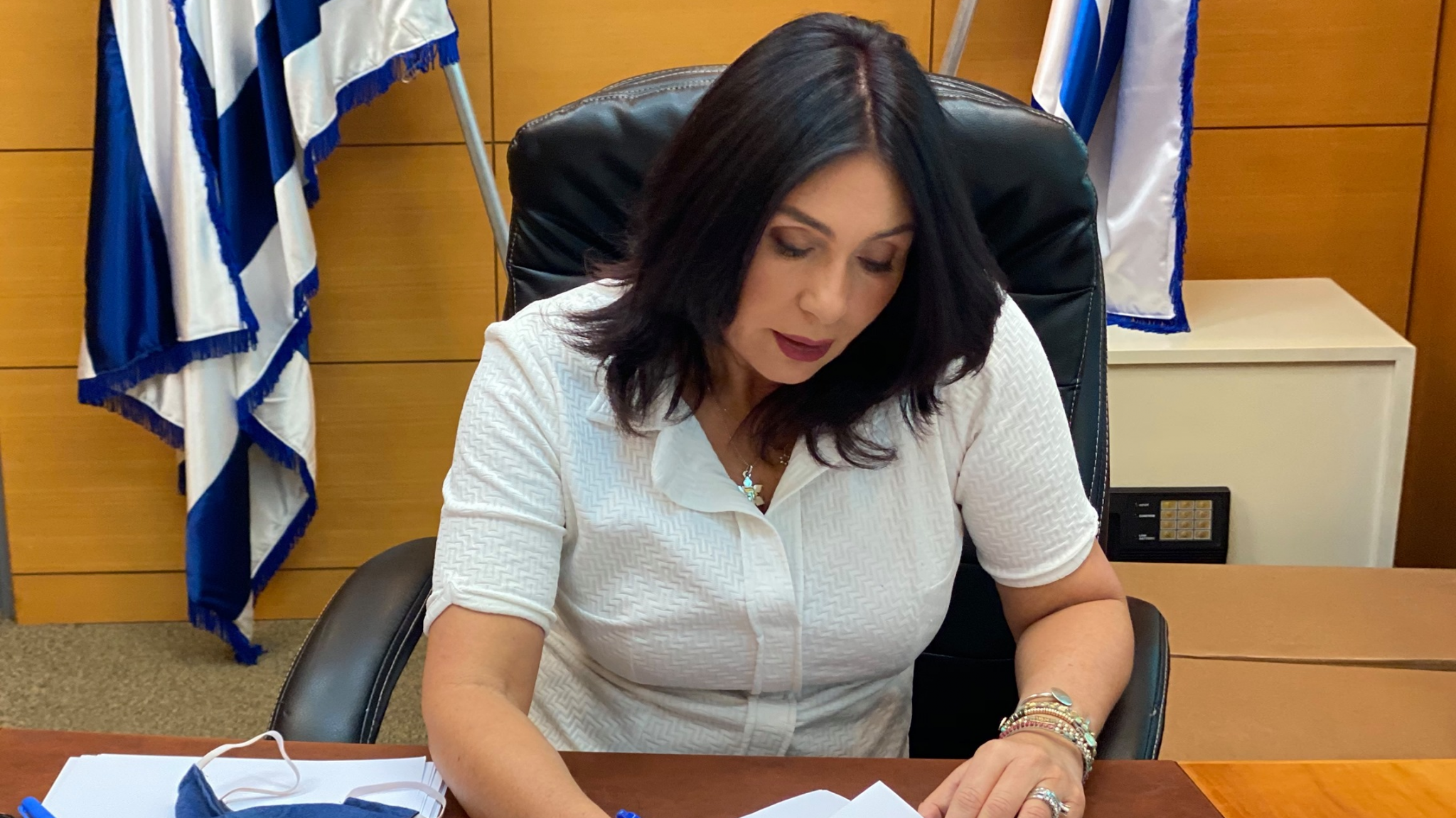 צילום: בן חדד הבטיחה וקיימה: השרה רגב תאפשר תשלום במזומן לקשישים ומלווים לעיוורים