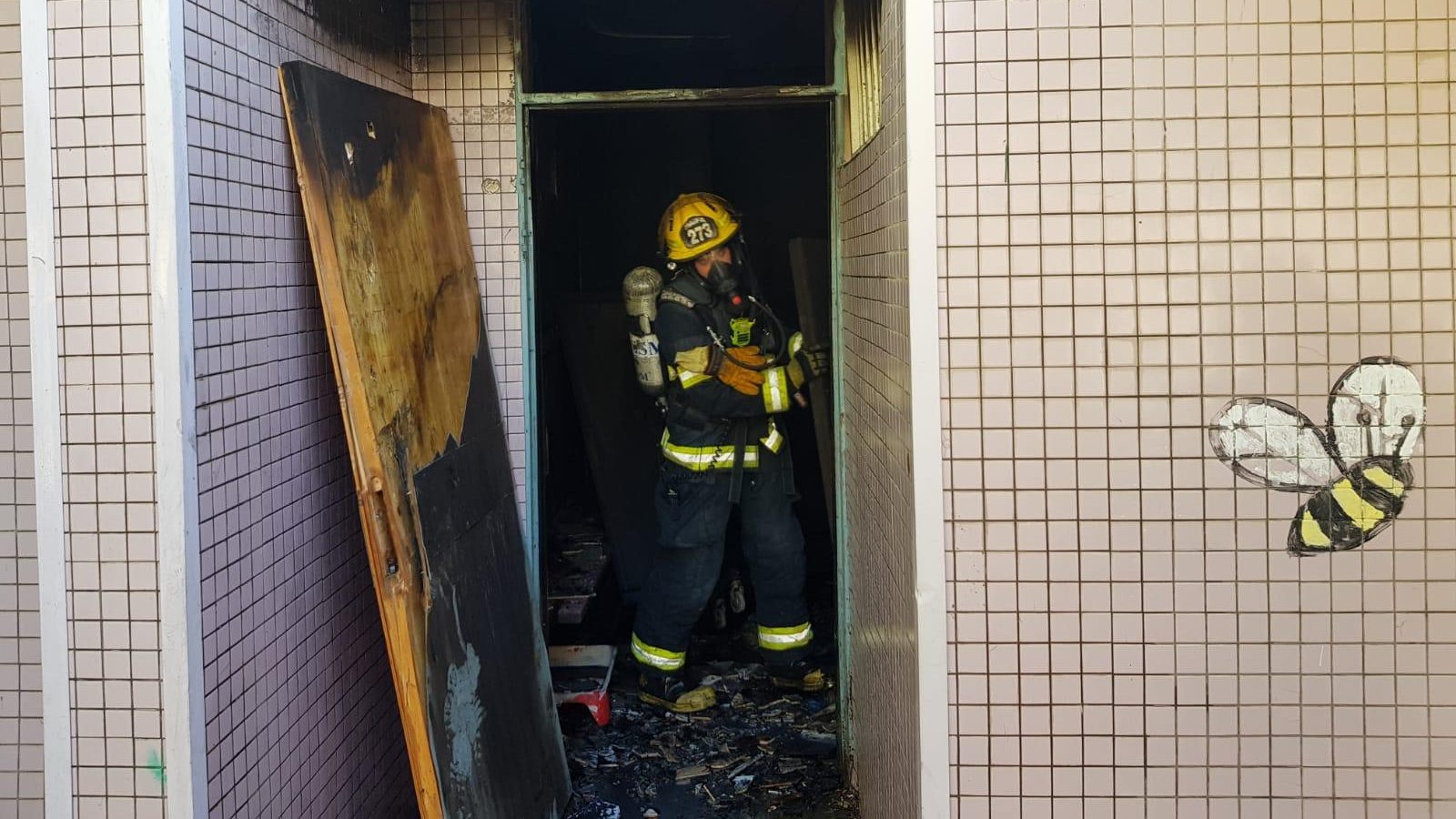 צילום: דוברות כב דקות לפני הגעת התלמידים: שריפה פרצה בבית ספר יסודי בנשר – לוחמי האש פועלים במקום