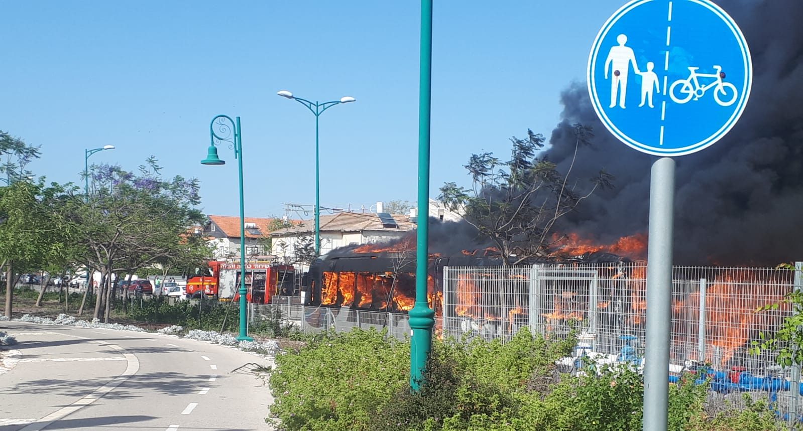 צילום: דוברות איחוד הצלה כרמל כתוצאה מתקלה: מטרונית עלתה באש בקרית חיים ונשרפה כליל – אין נפגעים | צפו