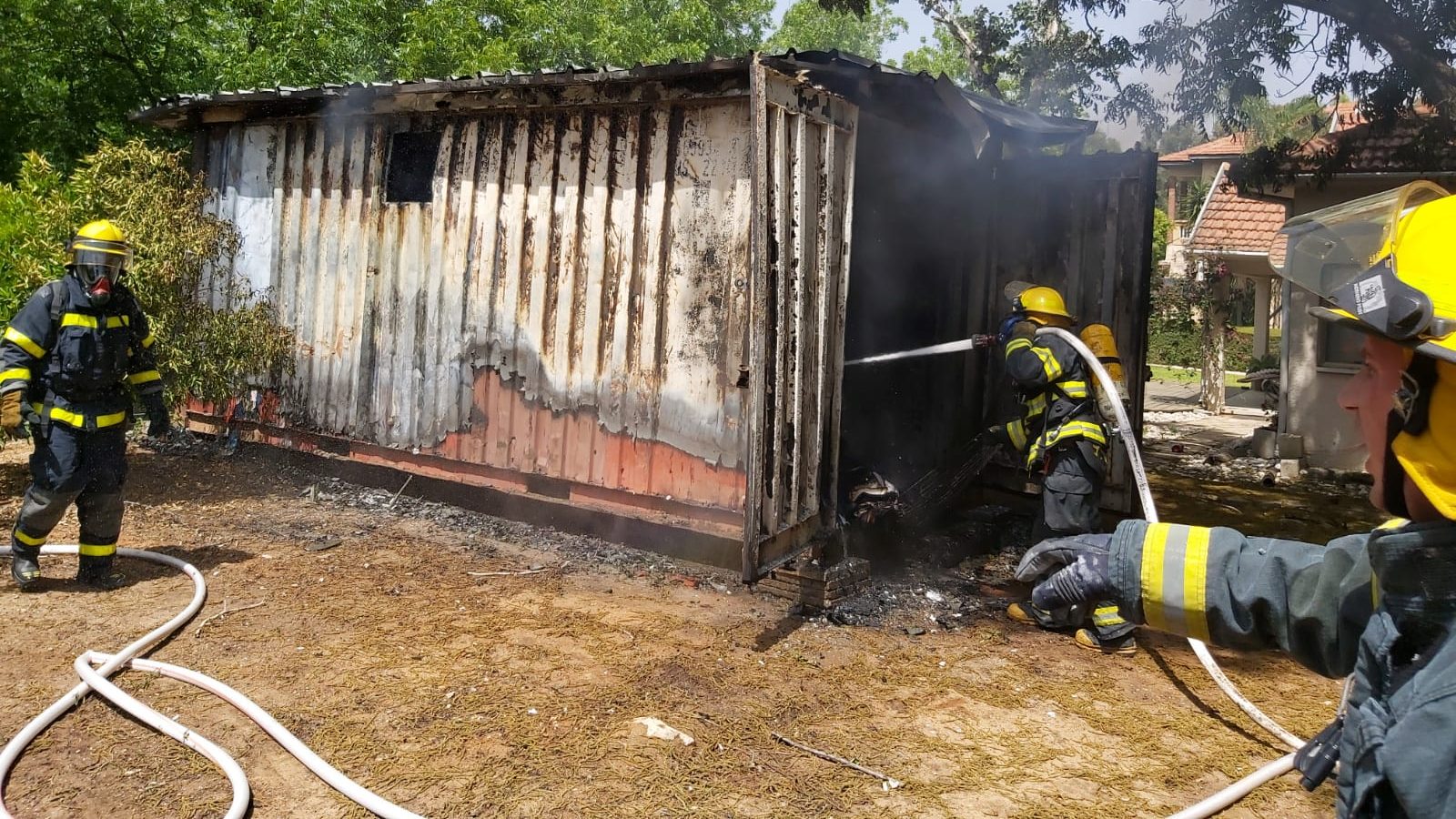 צילום: דוברות כב מכולה עלתה באש ונשרפה כליל בחצר בית בבנימינה – אין נפגעים