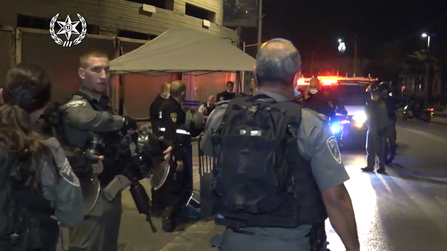צילום: דוברות המשטרה מפגינים ערבים התפרעו הערב בירושלים, יפו וחיפה במחאה על מותו של איאד אל חלאק
