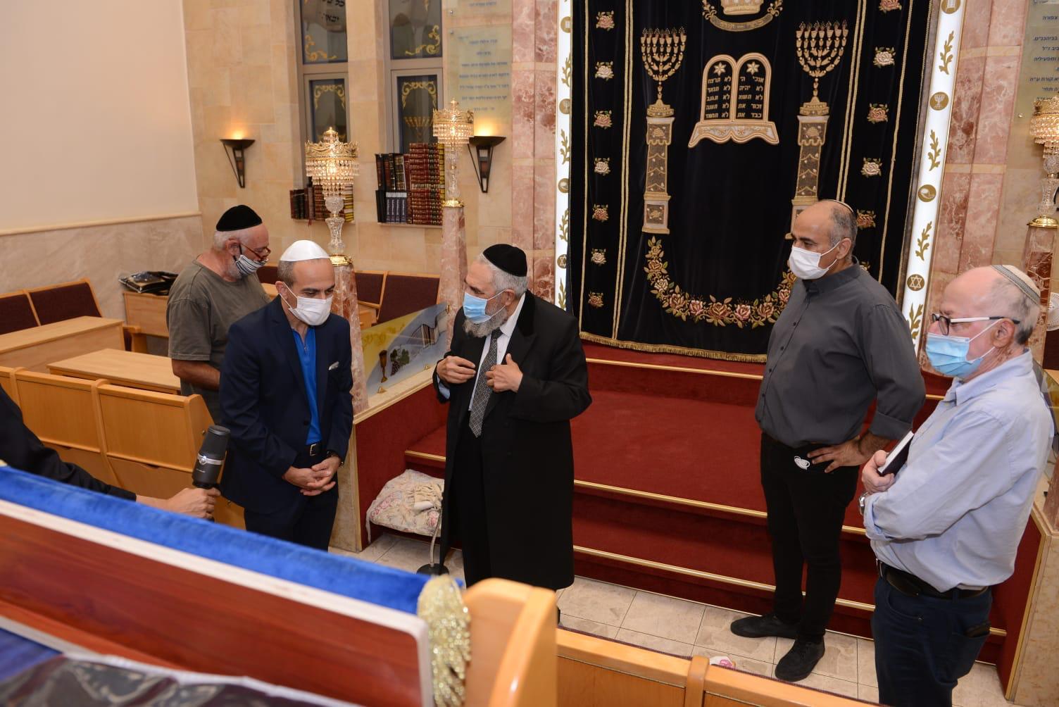 צילום: נתן ווייל ליל תשעה באב בצל הנגיף | פרויקטור הקורונה מסייר בבתי הכנסת: