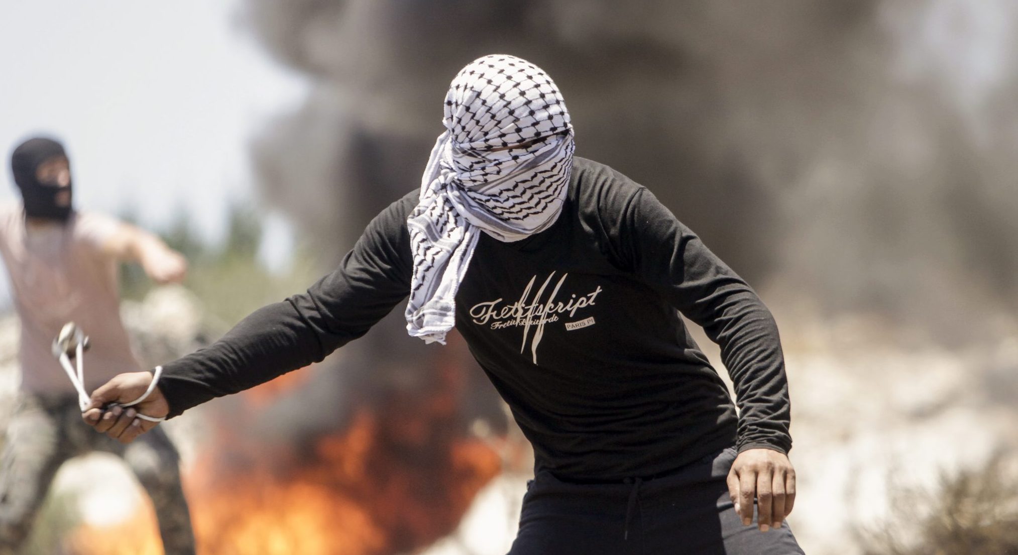 צילום: נאסר איסתייה, פלאש 90 טרור האבנים הערבי: מחבלים השליכו אבנים לעבר אוטובוס בכביש גוש עציון חברון – אין נפגעים