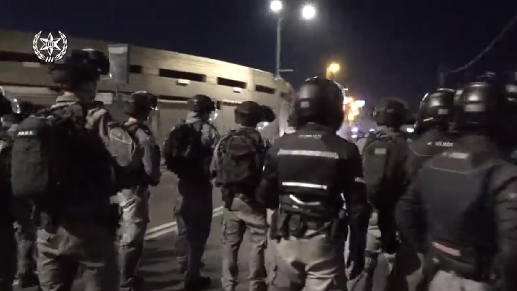 צילום: דוברות המשטרה מחאה אלימה ביפו: מפגינים השליכו אבנים לעבר שוטרים והציתו פחים