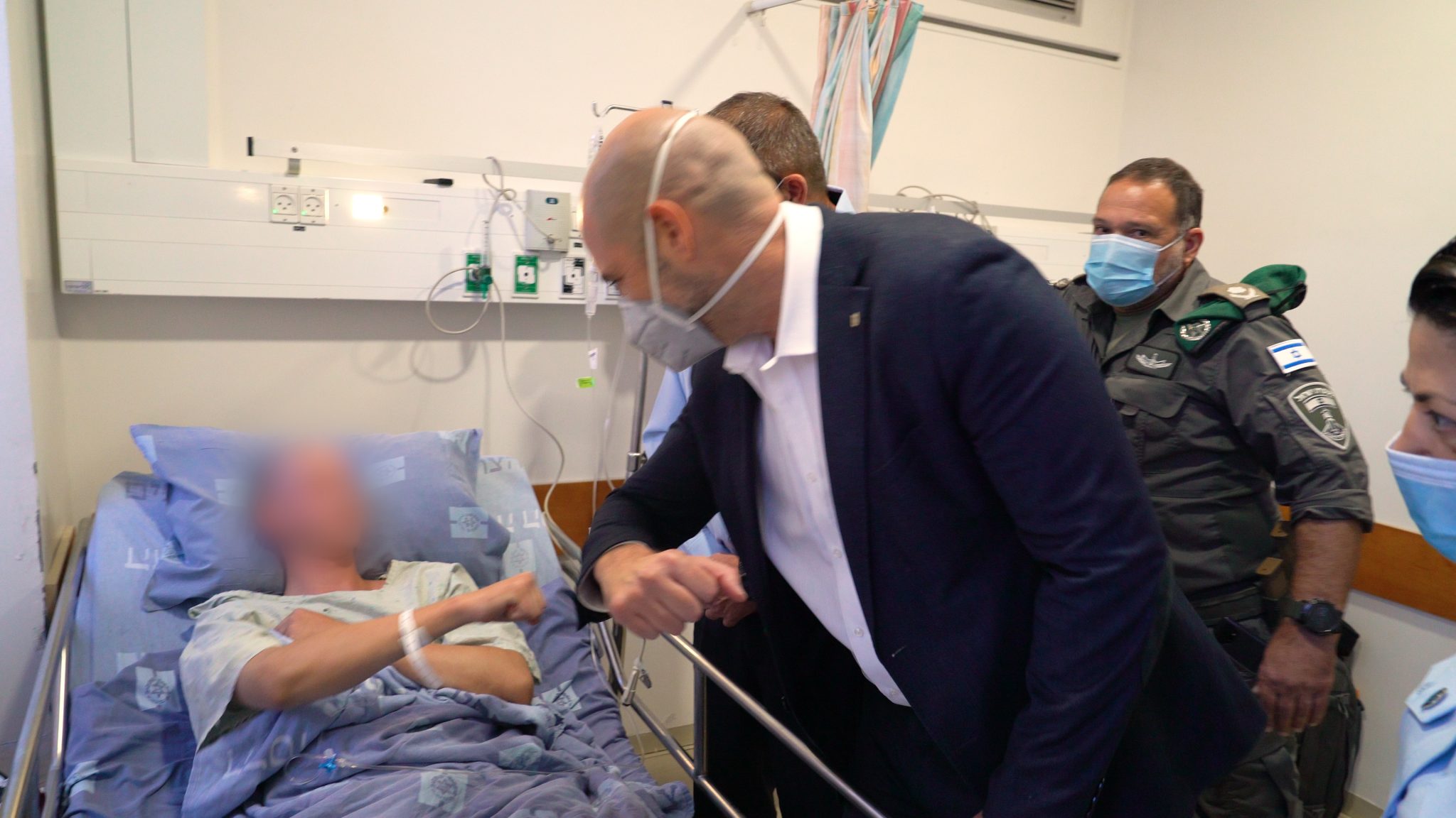 צילום: דוברות המשטרה אוחנה ללוחם שנדקר בפיגוע בעיר העתיקה: