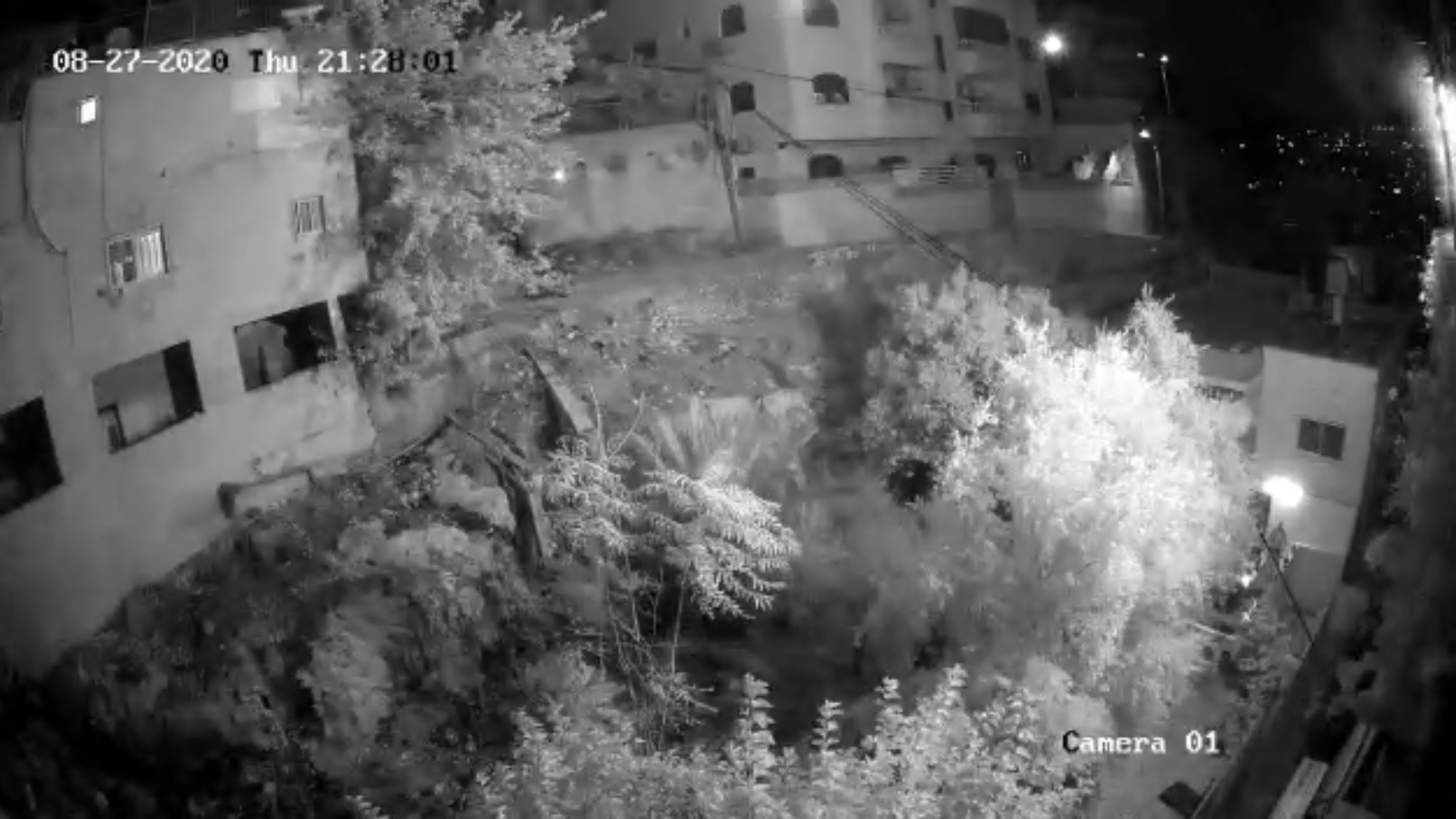 מחבלים ניסו לשרוף בלילה משפחות יהודיות בבית יהונתן בירושלים | צפו בהתקפת בקבוקי התבערה