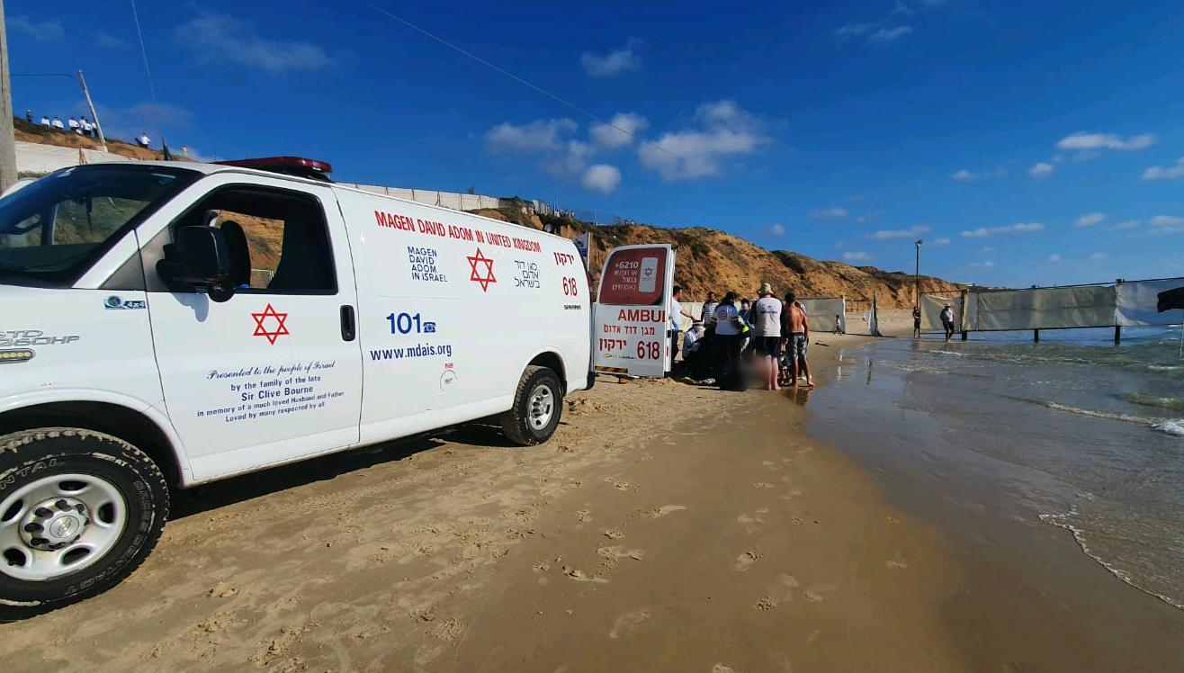 צילום: תיעוד מבצעי מד בן 75 במצב אנוש לאחר שטבע בחוף הנפרד בהרצליה
