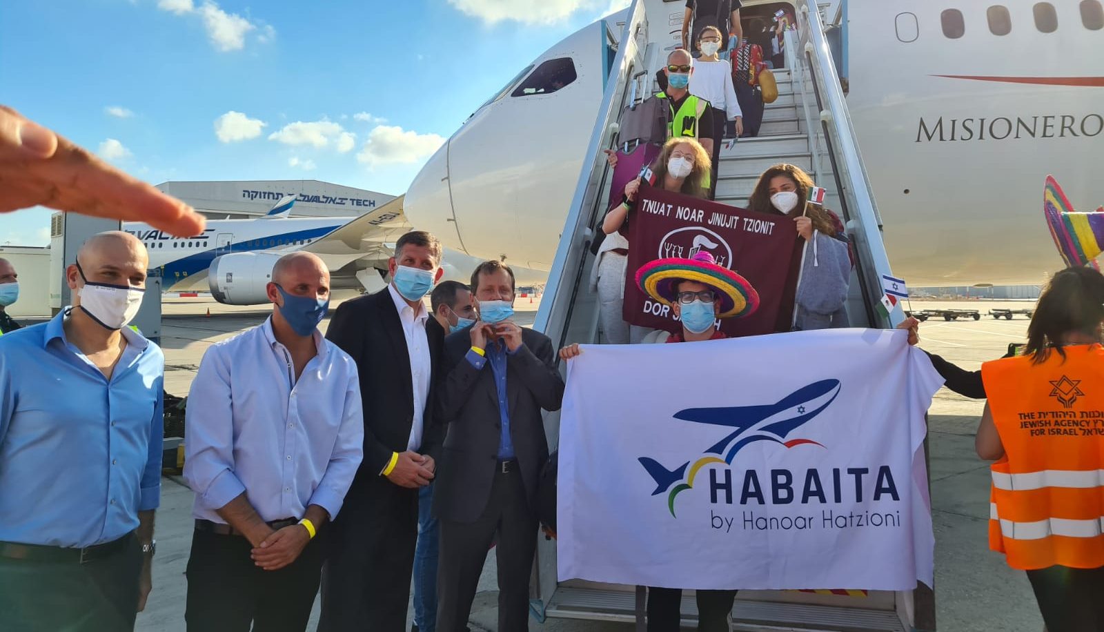 צילום: הסוכנות היהודית טיסה ממקסיקו ובה כ-230 עולים ומתנדבים השבים ארצה נחתה בנתב