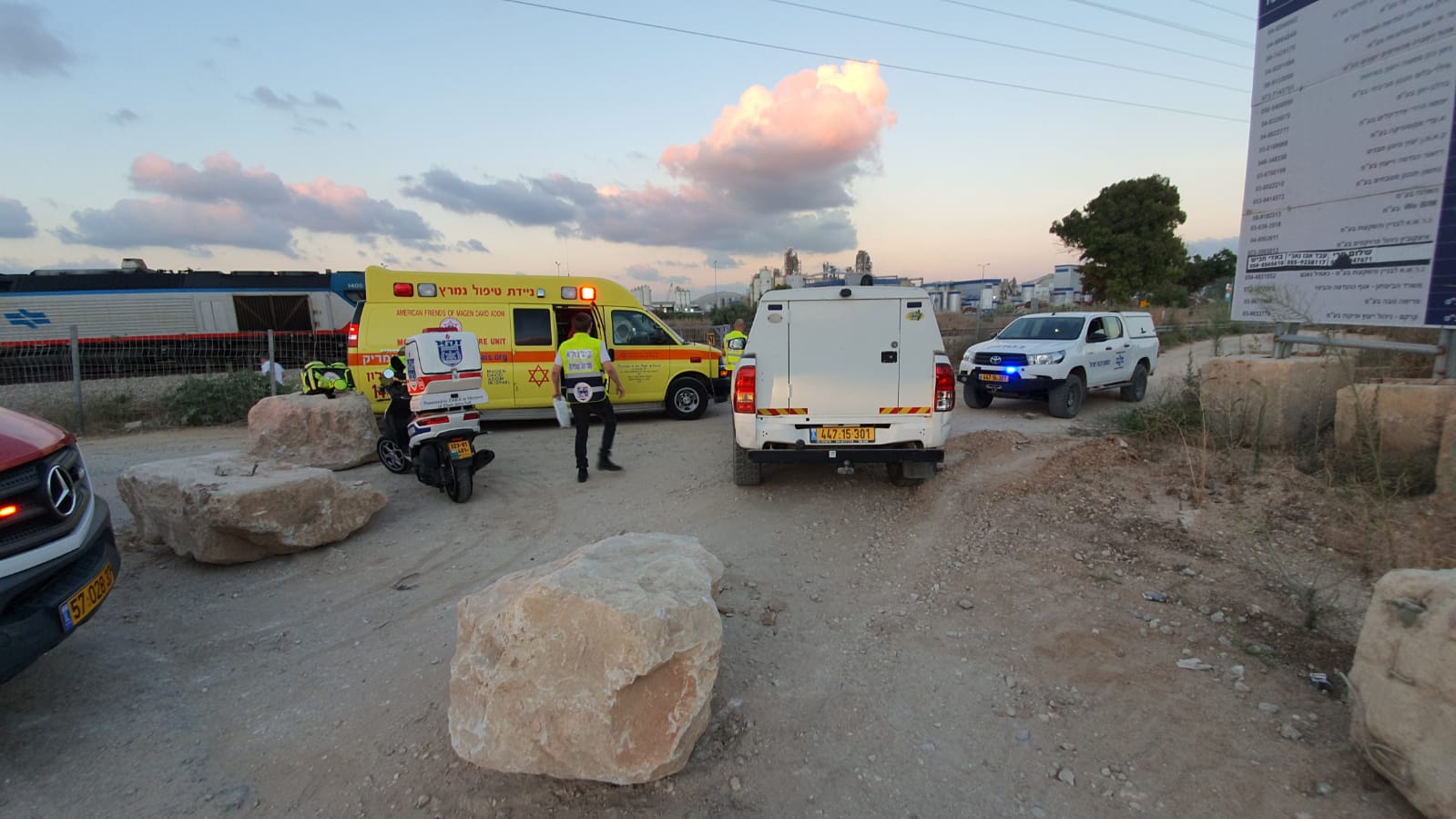 צילום: מד אדם נפגע מרכבת בסמוך לתחנת רמלה – כוחות בדרכם למקום